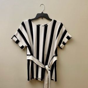 NWT - Worthington women’s classy short sleeve shirt w/ cute waist tie.